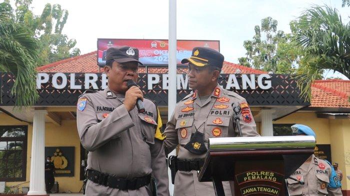 Bhabinkamtibmas Kelurahan Sugihwaras Polsek Pemalang Kota Aiptu Fahrudin Ali Ahmad, saat mendapatkan tiket umroh gratis dari Kapolres Pemalang AKBP Ari Wibowo.