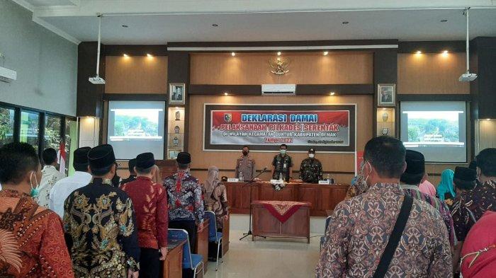 Kegiatan Deklarasi Damai pemilihan Kepala Desa serentak tahun 2022 di aula Kecamat Guntur Kabupaten Demak. Selasa (20/09/2022).