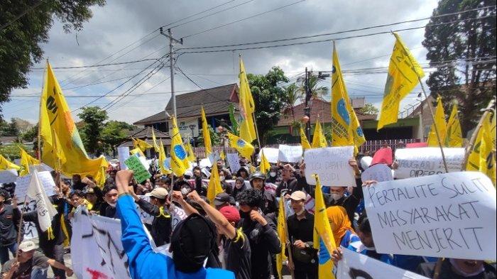 PMII cabang Salatiga gelar aksi demo di depan Kantor DPRD Kota Salatiga, Kamis (22/9/2022).