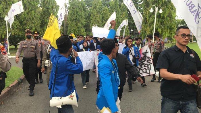 Masa aksi demo menolak kenaikan harga BBM yang tergabung dalam PMII Kabupaten Demak yang memenuhi depan kantor Pemerintah Kabupaten Pati