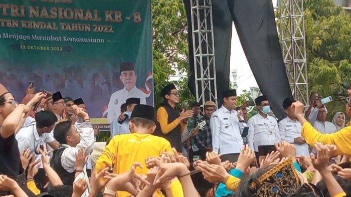Momen saat Bupati Kendal Dico M. Ganinduto bersama jajaran Forkopimda bernyanyi menghibur dan memberi semangat kepada santri seusai pawai Semarak Hari Santri Nasional 2022 di Alun-alun Kendal, Rabu (26/10/2022).