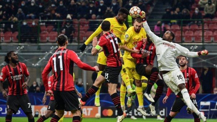 Divock Origi vs Mike Maignan di Grup B Liga Champions antara AC Milan vs Liverpool pada 7 Desember 2021 di stadion San Siro di Milan. (MIGUEL MEDINA / AFP)