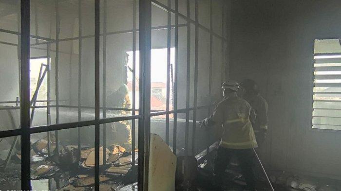 Empat bangunan lantai tiga ruko terbakar di Jalan Priggading , Brumbungan , Semarang Tengah, Selasa (19/7/2022).