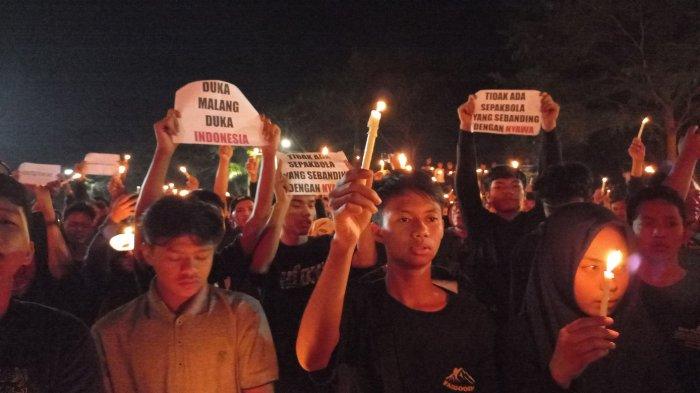 Suporter Persijap Jepara menyalakan lilin sebagai tanda duka cita atas tragedi Kanjuruhan Malang. Mereka berkumpul di depan Stadion GBK Jepara untuk doa bersama, Selasa, (4/10/2022)