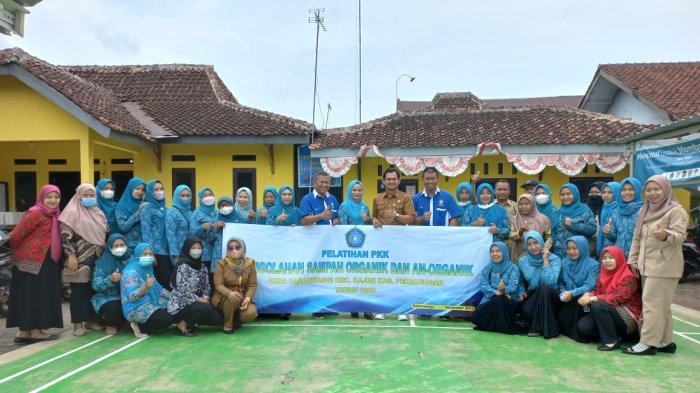 Fakultas Peternakan dan Pertanian (FPP) Universitas Diponegoro (Undip) Semarang mengadakan kegiatan pendampingan bagi masyarakat bertemakan lingkungan hidup bersama ibu-ibu Pembina Kesejahteraan Keluarga (PKK) Desa Sabarwangi Kecamatan Kajen Kabupaten Pekalongan adalah pengolahan sampah organik dan anorganik yang dilaksanakan di Balai Desa, Senin (7/11/2022).