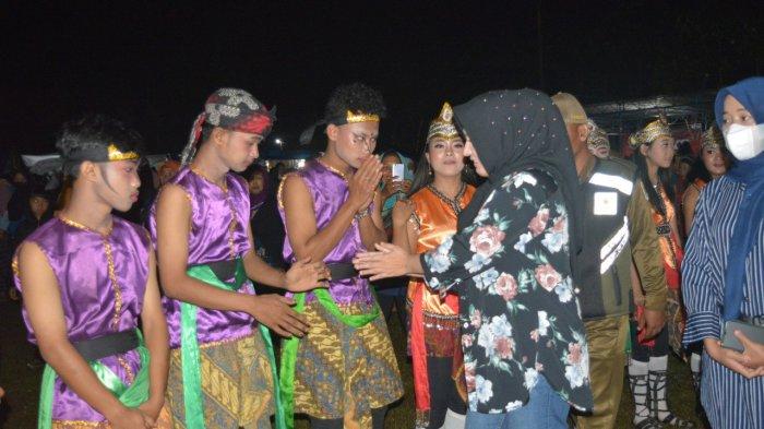 Bupati Pekalongan Fadia Arafiq saat menghadiri festival budaya dan bazaar yang digelar dalam rangka perayaan HUT ke 77 Republik Indonesia dan Hari Jadi Kabupaten Pekalongan ke 400 di Desa Pringsurat Kecamatan Kajen, Kabupaten Pekalongan.