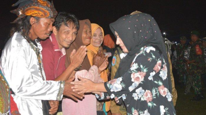 Bupati Pekalongan Fadia Arafiq saat menghadiri festival budaya dan bazaar yang digelar dalam rangka perayaan HUT ke 77 Republik Indonesia dan Hari Jadi Kabupaten Pekalongan ke 400 di Desa Pringsurat Kecamatan Kajen, Kabupaten Pekalongan.