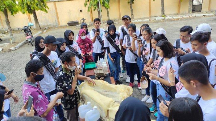 Sebanyak 32 finalis kakang mbakyu duta wisata Kabupaten Blora saat berkunjung di rumah artefak Blora di area kompleks Gor Mustika.