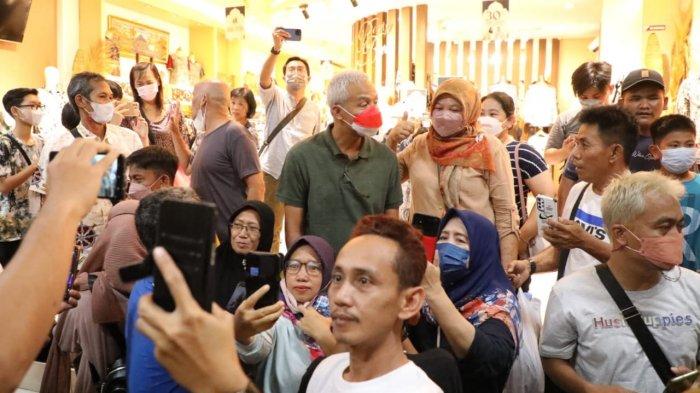 Ganjar Pranowo saat mampir ke kawasan Malioboro, Yogyakarta, untuk jalan-jalan bersama keluarga dan keponakan, Rabu (4/5/2022) malam.