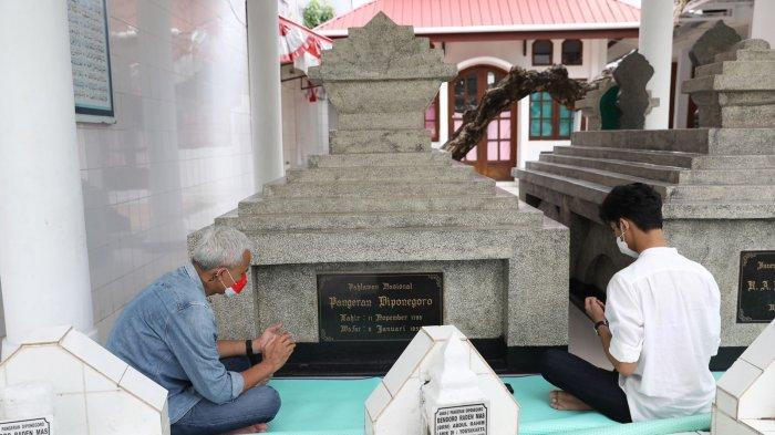Gubernur Jateng Ganjar Pranowo ziarah Makam Pangeran Diponegoro di Makassar, Jumat (6/5/2022).