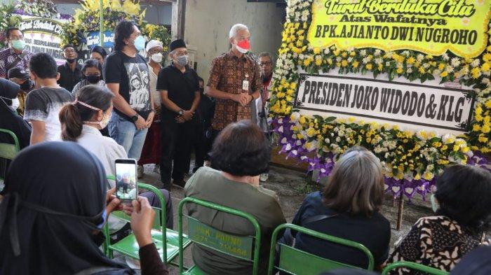 Gubernur Jateng Ganjar Pranowo melayat di rumah duka, Pondok Baru Permai k-9 Gentan, Baki Sukoharjo, Rabu (18/5/2022).