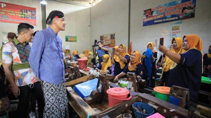 Gubernur Jateng Ganjar Pranowo datang menyapa para pelinting di pabrik rokok Rajan Nabadi, Kudus, Kamis (9/6/2022)