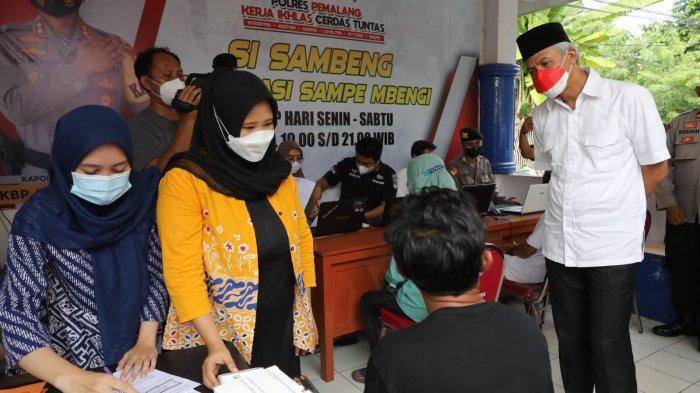 Gubernur Jawa Tengah, Ganjar Pranowo, meninjau Pos Pelayanan Ops Lilin Candi 2021 dan Gerai Vaksinasi Sampai Bengi (Si Sambeng) di Pos Lalu Lintas Pemalang, Jumat (24/12/2021).