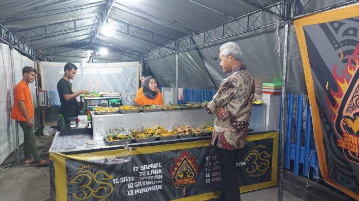 Suasana di pinggiran Jalan MH Thamrin, Laweyan, Surakarta, langsung ramai saat Gubernur Jawa Tengah Ganjar Pranowo datang ke sebuah warung tenda, Senin (28/11/2022) malam.