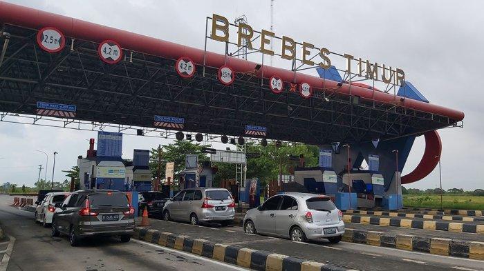 Suasana arus kendaraan di Gerbang Tol Brebes Timur, Senin (2/5/2022) sore.