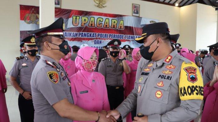 Pemberian hadiah kepada 60 anggota Polres Demak yang dilakukan oleh Kapolres Demak AKBP Budi Adhy Buono.