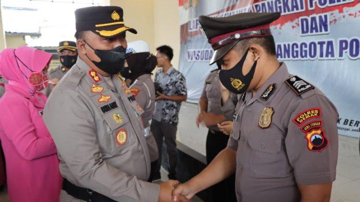 Pemberian hadiah kepada 60 anggota Polres Demak yang dilakukan oleh Kapolres Demak AKBP Budi Adhy Buono.