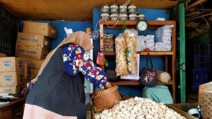 Seorang pedagang sembako tampak sedang menunggu dagangannya, Minggu (16/1/2022).