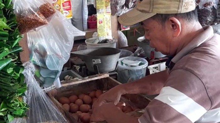 Salah satu pedagang di Pasar Sido Makmur Blora, Solikin mengaku, tidak tahu menahu penyebab harga telur ayam ini terus naik.