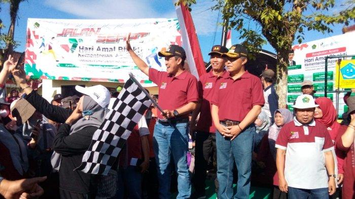 Jalan sehat dalam rangka puncak kegiatan peringatan Hari Amal Bhakti (HAB) ke-77 Kementerian Agama RI di Kabupaten Wonosobo.