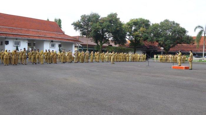 Upacara memperingati Hari Bela Negara Ke-74 di halaman Pendopo Wijayakusuma Cakti, Cilacap. Senin (19/12). Pj Bupati Yunita dalam kesempatan itu berlaku sebagai inspektur upacara.