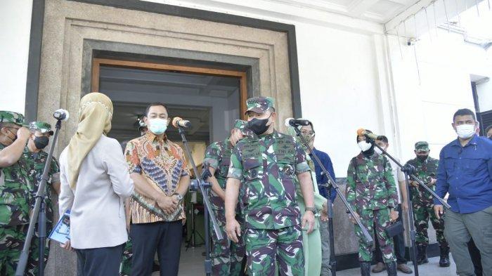 Wali Kota Semarang, Hendrar Prihadi di RSUP Dr.Kariadi saat akan bertemu dengan keluarga isteri TNI korban penembakan