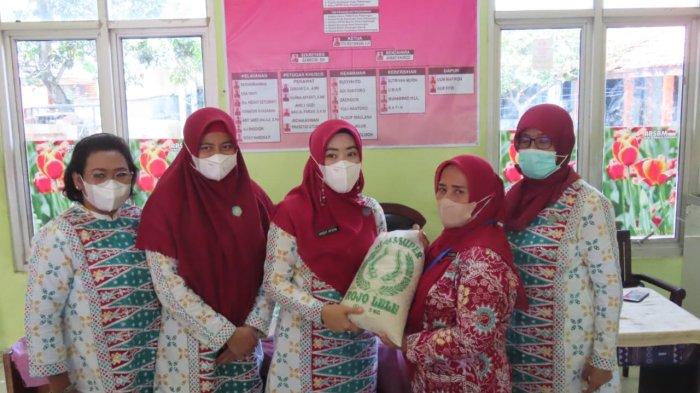 Ketua TP PKK Kota Pekalongan Inggit Soraya saat memberikan bantuan di bantuan sosial berupa beras sebanyak 250 kg kepada pasien di rumah perlindungan sosial berbasis masyarakat (RPSBM) yang berada di jalan Hos Cokroaminoto, Kuripan Kidul, Kecamatan Pekalongan Selatan, Kota Pekalongan.