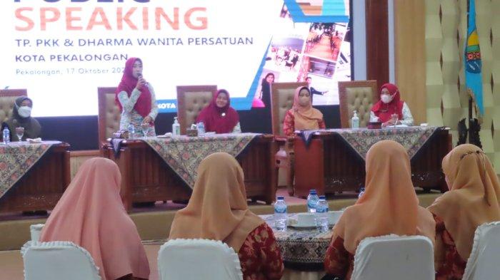 Ketua TP PKK Kota Pekalongan Inggit Soraya saat memberikan sambutan di acara pelatihan public speaking yang digelar oleh Dinas Pemberdayaan Masyarakat, Perempuan dan Perlindungan Anak (DPMPPA), di ruang Jlamprang, Senin (17/10/2022).