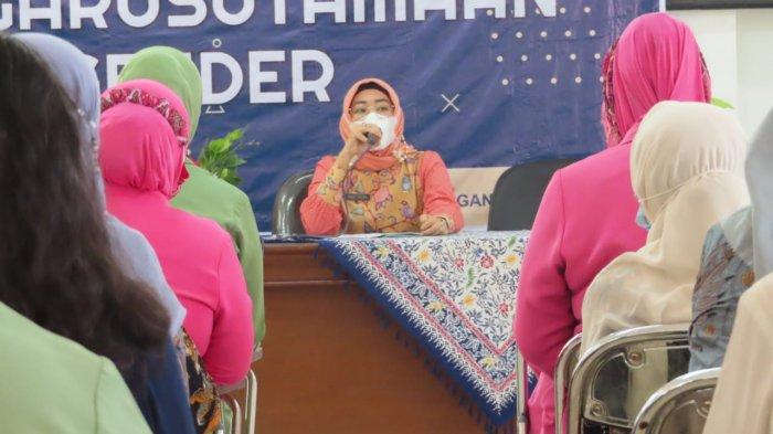 Ketua TP PKK Kota Pekalongan Inggit Soraya saat memberikan di 1001KaderPendampinganKetahananKeluarga dan Kelurahan Ramah Perempuan dan Peduli Anak (KRPPA) di Gedung Diklat setempat.
