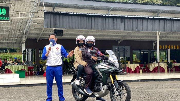 Instruktur Safety Riding Astra Motor Jateng, Alfian Dian Pradana tengah memberikan materi mengenai postur riding tandem ke seribu anggota TNI di Kodam IV/Diponegoro, Senin (21/2/2022).
