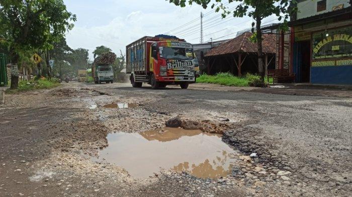 Kendaraan yang melewati Jalan Raya Blora-Kunduran yang berada di ruas Kelurahan Ngawen harus pelan-pelan dan mengurangi laju kecepatannya karena jalan yang rusak dan bergelombang.