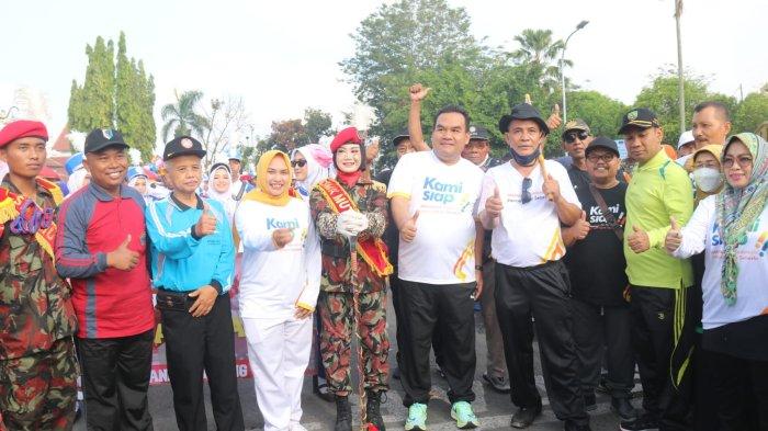 Bupati Blora Arief Rohman saat melepas dan mengikuti langsung jalan sehat menyambut Muktamar Muhammadiyah ke-48 yang akan berlangsung di Solo bulan November mendatang.