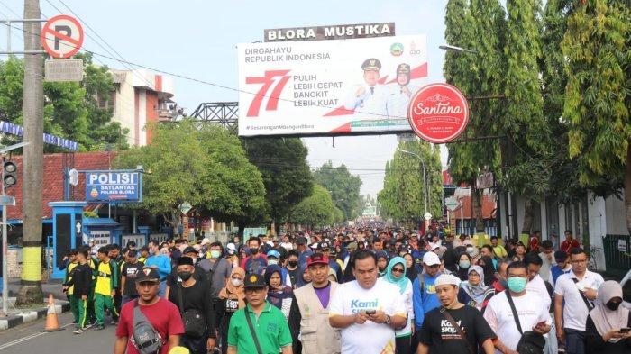 Bupati Blora Arief Rohman saat melepas dan mengikuti langsung jalan sehat menyambut Muktamar Muhammadiyah ke-48 yang akan berlangsung di Solo bulan November mendatang.