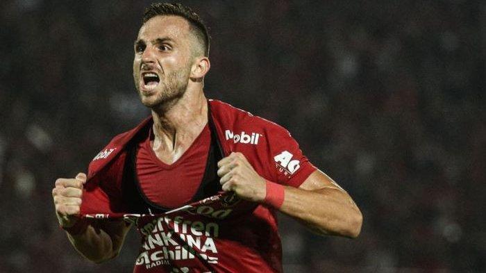 Ilija Spasojevic mencetak gol kemenangan Bali United ke gawang Arema FC dalam partai Liga 1 2019 di Stadion Kapten I Wayan Dipta, Gianyar, 24 Agustus 2019.