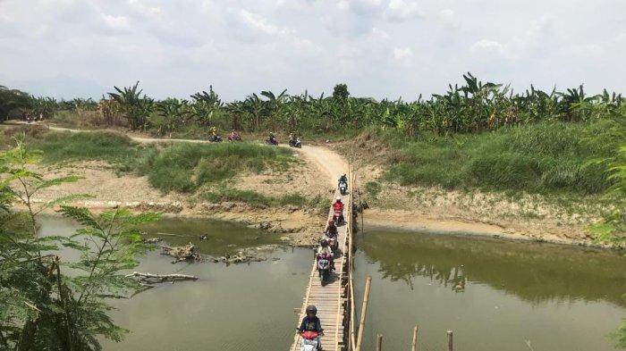 Jembatan darurat Sasak Setro Kedongwaru Lor berada di tengah sungai wulan Kabupaten Demak.