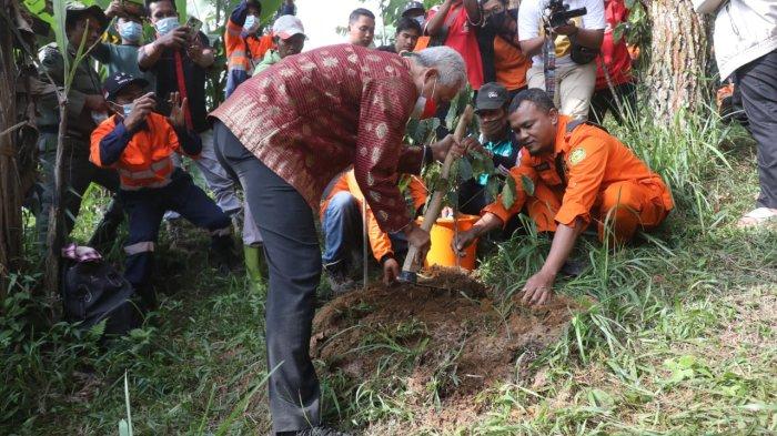 Gubernur Jawa Tengah Ganjar Pranowo saat menghadiri Sarasehan dan Kampanye Lingkungan Hidup Kesiapsiagaan Pengendalian Kebakaran Hutan di Tawangmangu, Kabupaten Karanganyar, Kamis (25/8/2022).