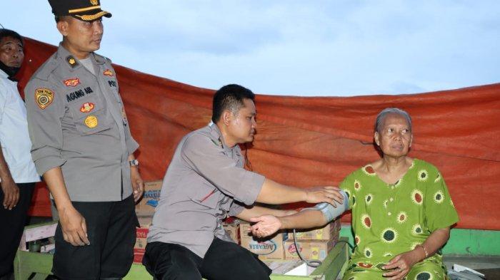 Kapolres Demak AKBP Budi Adhy Buono bersama anggota melakukan aksi peduli di Sriwulan Sayung Demak, Rabu (25/5/2022).