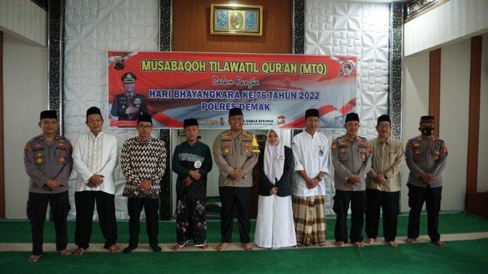 Kapolres Demak foto bersama para peraih juara MTQ Hari Bayangkara.