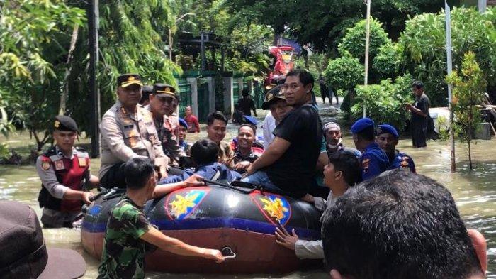 Kapolres Demak AKBP Budi Adhy Buono saat memberikan bantuan di Desa Plampetan, Kecamatan Sayung, Kabupaten Demak.
