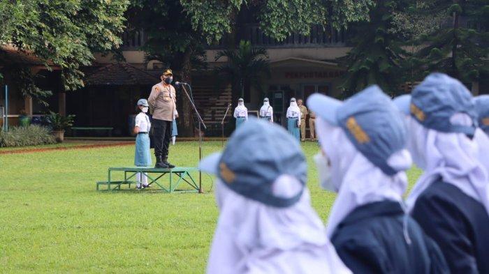 Kapolres Salatiga AKBP Indra Mardiana, S.H, S.I.K, M.Si. yang didampingi Kepala Sekolah Muhammad Sahli ,S.Pd, M.Pd. menjadi Irup di SMA Negeri 1 Kota Salatiga Jalan Kemiri Sidorejo Salatiga.