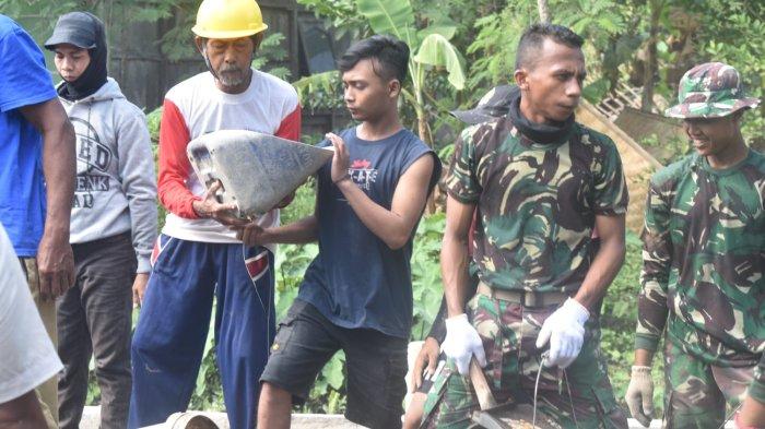 Kodim 0716 Demak menggelar Karya Bakti Mandiri pengecoran jalan rabat beton di Desa Karangawen Kecamatan Karangawen Kabupaten Demak. Kamis (15/9/2022).