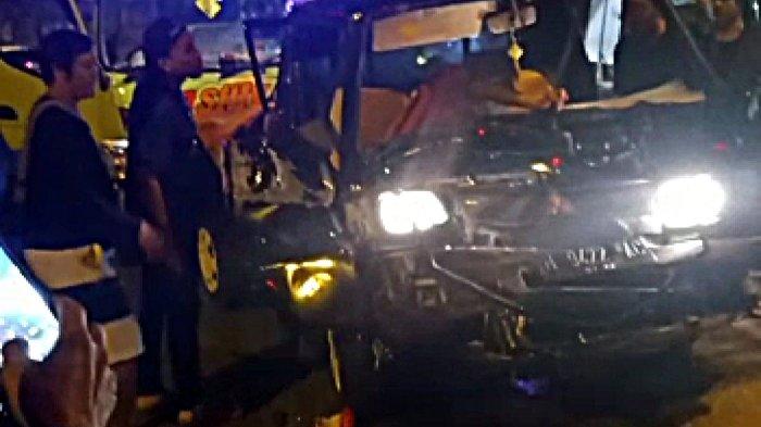Kecelakaan beruntun terjadi di depan Terminal Banyumanik Semarang. Akibat kecelakaan sopir sayur sempat tejepit, di Kota Semarang, Selasa (24/5/2022) malam.