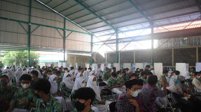 Kegiatan siswa-siswi SMA Islam Al Azhar 14 Semarang.