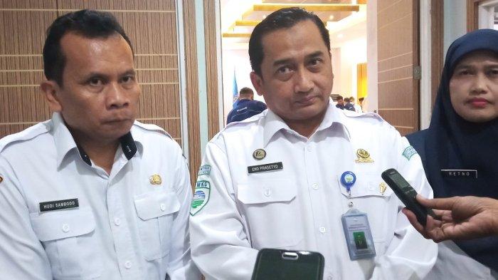 Kepala Dinas Kelautan dan Perikanan (DKP) Kendal, Hudi Sambodo (kiri), Kepala Pusat Meterologi Maritim BMKG Eko Prasetyo (tengah) dan Kepala Stasiun Meteorologi Maritim Tanjung Emas, Retno Widyaningsih (kanan) ditemui awak media usai acara SLCN di Gedung PGRI Kabupaten Kendal pada Rabu (12/10/2022).