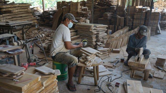 Pekerja saat memproduksi kerajinan kayu yang akan di ekspor ke Korea.