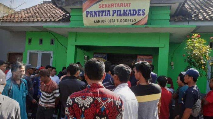 Suasana Kericuhan saat pendaftaran Pilkades di Balai Desa Tlogorejo Kecamatan Guntur Demak, satu panitia pendaftaran jadi target amukan massa.