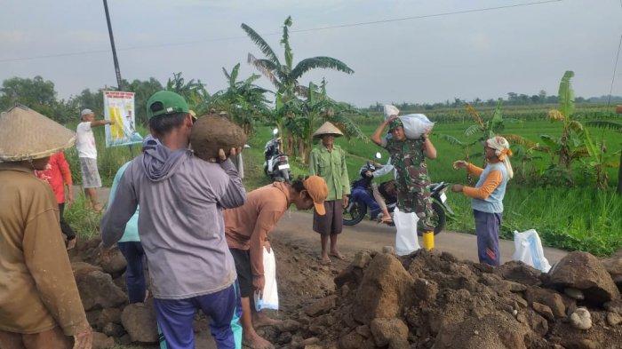 Kerja Bakti yang dilakukan Kodim Demak bersama Warga Desa Wonorejo untuk memperbaiki tanggul yang jebol.