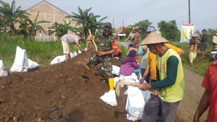 Kerja Bakti yang dilakukan Kodim Demak bersama Warga Desa Wonorejo untuk memperbaiki tanggul yang jebol.