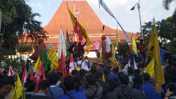 Ketua DPRD Kudus, Mas'an (baju putih) menemui ribuan pengunjukrasa di depan kantor DPRD, Senin (12/9/2022).