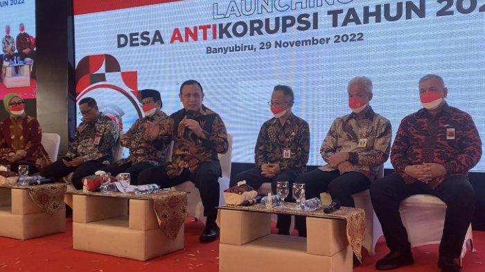 Ketua KPK Firli Bahuri memberikan keterangannya soal hukuman kepada koruptor seusai meluncurkan Desa Antikorupsi di Lapangan Desa Banyubiru, Kecamatan Banyubiru, Kabupaten Semarang, Selasa (29/11/2022).